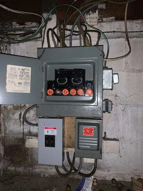 Three-phase transformer with cabling connected to lugs